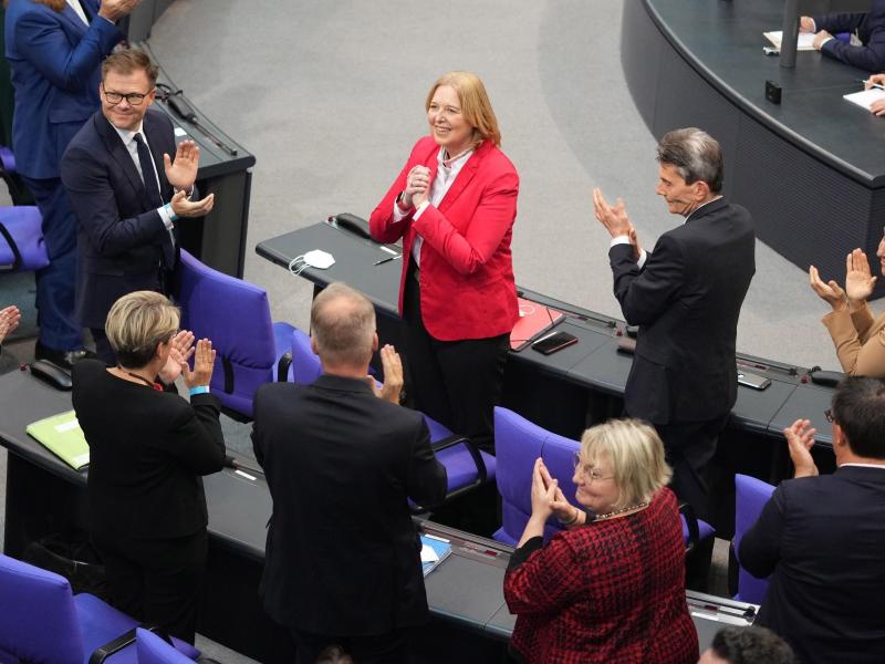 Bärbel Bas (m.) freut sich über ihre Wahl zur Bundestagspräsidentin. Foto: Kay Nietfeld/dpa