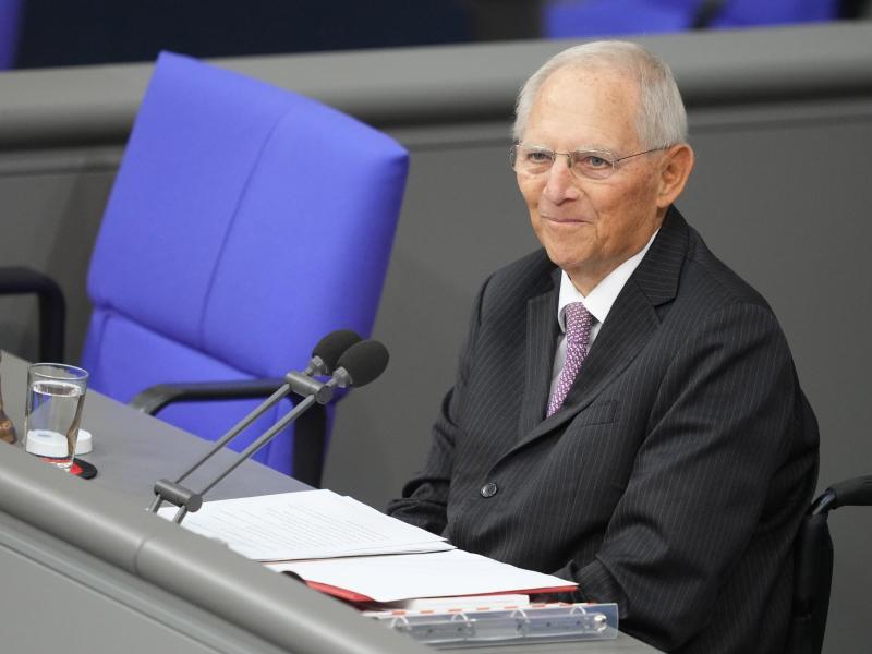 Wolfgang Schäuble eröffnete als dienstältester Abgeordneter die konstituierende Sitzung. Foto: Kay Nietfeld/dpa
