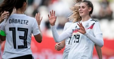 Zwei Treffer steuerte Jule Brand (r) zum deutschen Kantersieg gegen Israel bei. Foto: Fabian Strauch/dpa