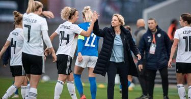 Zufriedene Bundestrainerin: Martina Voss-Tecklenburg (M) feiert mit ihren Spielerinnen den Sieg gegen Israel. Foto: Fabian Strauch/dpa