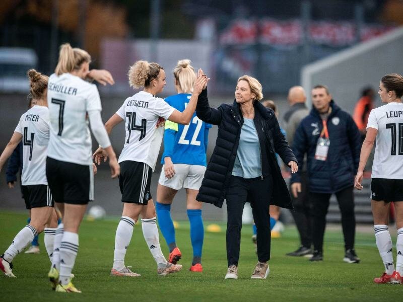 Zufriedene Bundestrainerin: Martina Voss-Tecklenburg (M)&nbsp;feiert mit ihren Spielerinnen den Sieg gegen Israel. Foto: Fabian Strauch/dpa