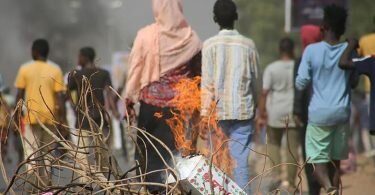 Pro-demokratische Demonstranten in Khartum blockieren mit Feuer die Straßen. Die EU droht den Putschisten in der ostafrikanischen Republik Sudan mit einem Stopp von Entwicklungshilfezahlungen. Foto: Ashraf Idris/AP/dpa