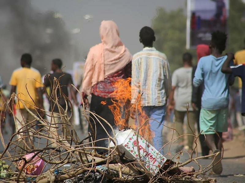 Pro-demokratische Demonstranten in Khartum blockieren mit Feuer die Straßen. Die EU droht den Putschisten in der ostafrikanischen Republik Sudan mit einem Stopp von Entwicklungshilfezahlungen. Foto: Ashraf Idris/AP/dpa