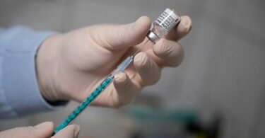 Ein Arzt zieht in einer Hausarztpraxis eine Spritze mit dem Impfstoff von Pfizer/Biontech auf. Ein Beratergremium der US-Arzneimittelbehörde FDA hat sich für eine Notfallzulassung für Kinder zwischen fünf und elf Jahren ausgesprochen. Foto: Sebastian Gollnow/dpa