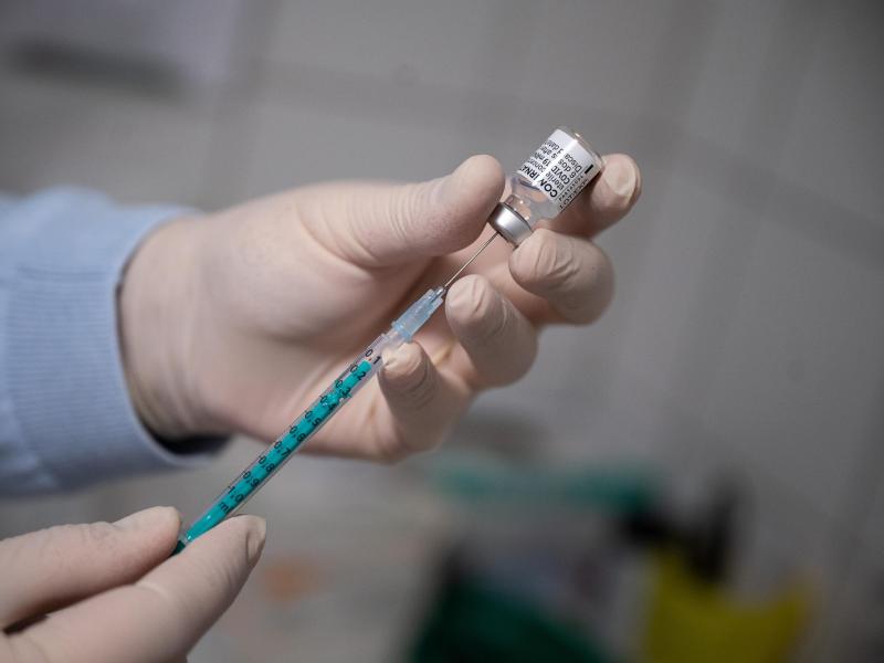 Ein Arzt zieht in einer Hausarztpraxis eine Spritze mit dem Impfstoff von Pfizer/Biontech auf. Ein Beratergremium der US-Arzneimittelbehörde FDA hat sich für eine Notfallzulassung für Kinder zwischen fünf und elf Jahren ausgesprochen. Foto: Sebastian Gollnow/dpa