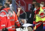 Der Nürnberger Tom Krauß (M) wird verletzt aus dem Stadion getragen, zeigt aber mit dem Daumen nach oben. Foto: Daniel Karmann/dpa