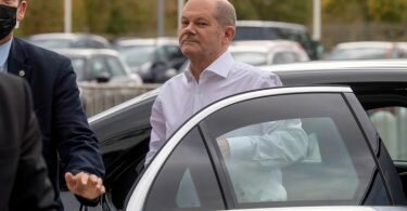 Olaf Scholz (SPD), Kanzlerkandidat und Bundesfinanzminister, kommt zu dem Tagungsort für die Koalitionsverhandlungen. Foto: Philipp Znidar/dpa