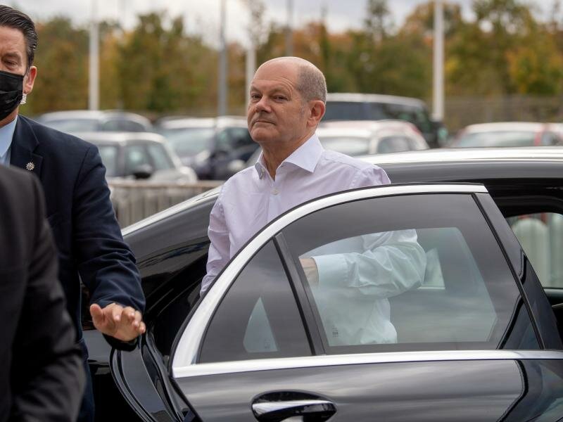 Olaf Scholz (SPD), Kanzlerkandidat und Bundesfinanzminister, kommt zu dem Tagungsort für die Koalitionsverhandlungen. Foto: Philipp Znidar/dpa