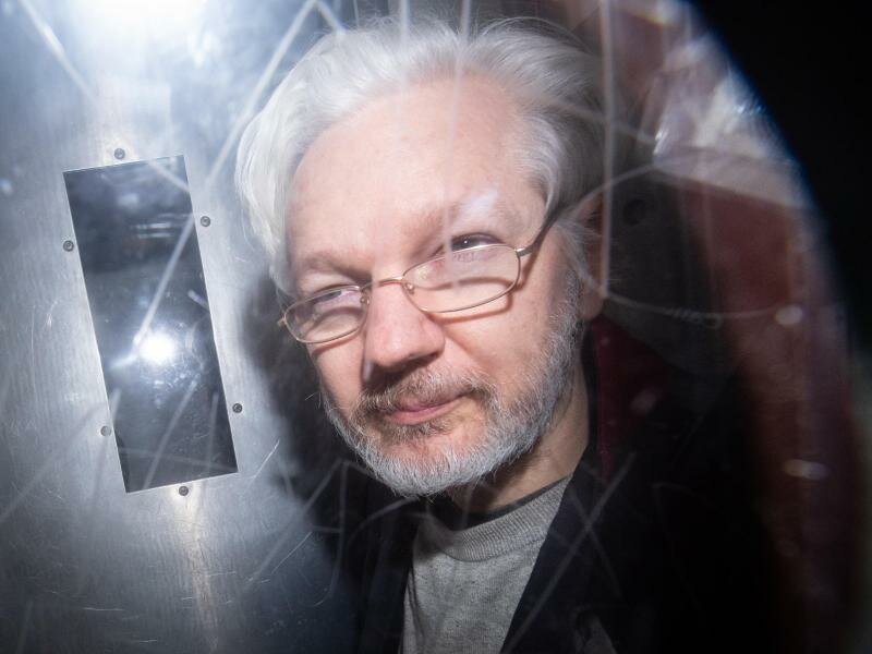 Julian Assange verlässt ein Gericht in London. Nach neuen Enthüllungen geht der Rechtsstreit um eine mögliche Auslieferung des Wikileaks-Gründers in die USA in eine neue Runde. Foto: Dominic Lipinski/PA Wire/dpa