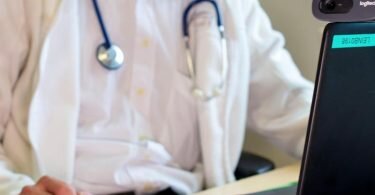 Seit Ausbruch der Pandemie gibt es eine hohe Nachfrage nach Videosprechstunden. Seit März nehmen die Zahlen jedoch wieder etwas ab. Foto: Monika Skolimowska/ZB/dpa