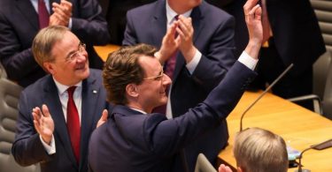 Hendrik Wüst bedankt sich nach der Wahl im Düsseldorfer Landtag bei den Abgeordneten. Foto: Rolf Vennenbernd/dpa