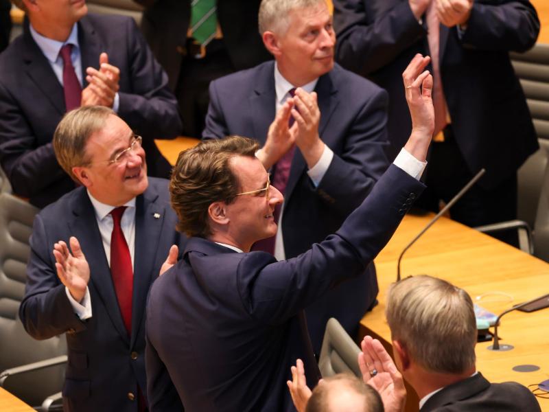 Hendrik Wüst bedankt sich nach der Wahl im Düsseldorfer Landtag bei den Abgeordneten. Foto: Rolf Vennenbernd/dpa