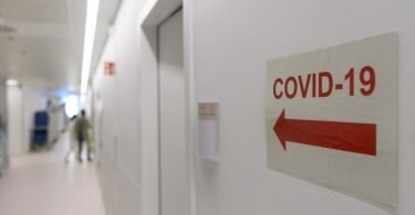 Corona-Patienten sind nach einer Studie anfälliger für andere Erkrankungen. Drei Monate nach der akuten Infektion haben sie häufiger ärztliche Diagnosen physischer und psychischer Symptome erhalten als andere Menschen. Foto: Robert Michael/dpa-Zentralbild/dpa