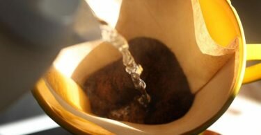 Ein Bild, das man fast riechen kann: Kaum trifft das heiße Wasser auf das Pulver, breitet sich Kaffeeduft im Raum aus. Foto: Karl-Josef Hildenbrand/dpa/dpa-tmn