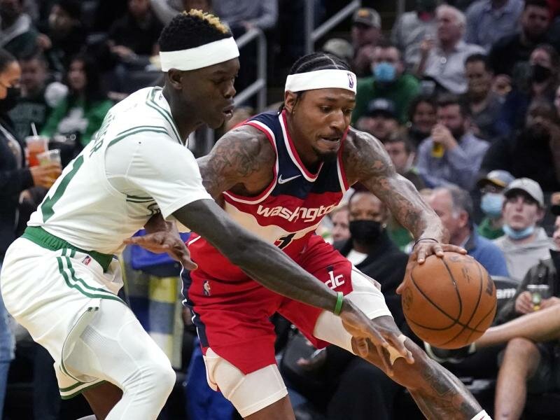 Bradley Beal (r) von Washington Wizards in Aktion gegen Dennis Schröder. Foto: Charles Krupa/AP/dpa