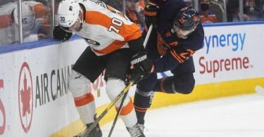 Leon Draisaitl (r) im Zweikampf mit Rasmus Ristolainen von den Philadelphia Flyers. Foto: Jason Franson/The Canadian Press/AP/dpa