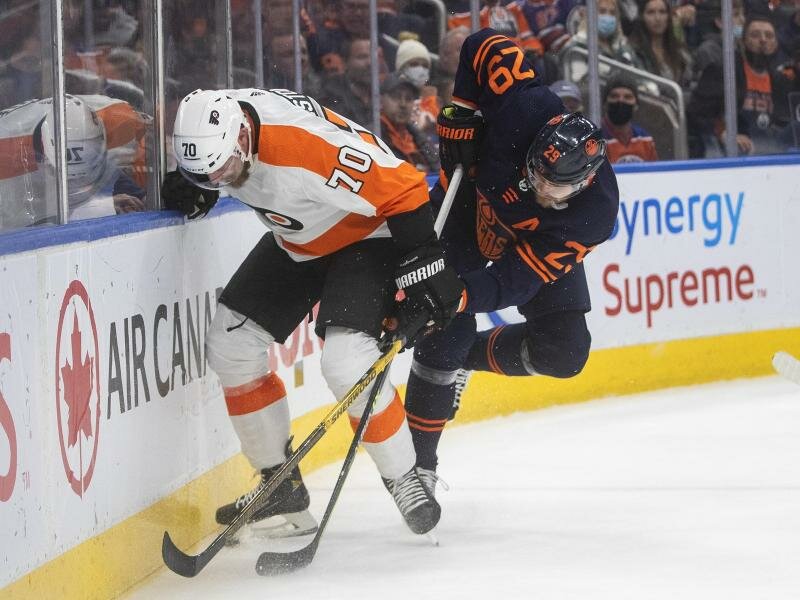 Leon Draisaitl (r) im Zweikampf mit Rasmus Ristolainen von den Philadelphia Flyers. Foto: Jason Franson/The Canadian Press/AP/dpa