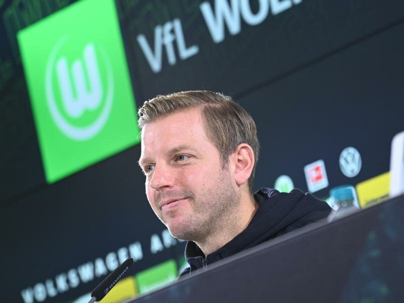 Gut gelaunt: Neu-Wolfsburg-Coach Florian Kohfeldt bei seiner Vorstellung beim VfL. Foto: Hauke-Christian Dittrich/dpa