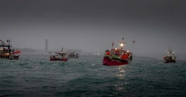 Französische Fischereifahrzeuge protestieren vor dem Hafen von St. Helier im Streit um Fischereirechte nach dem Brexit. Foto: Gary Grimshaw/Bailiwick Express/PA Media/dpa