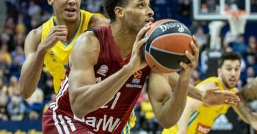 Augustine Rubit setzte sich mit Bayerns Basketballern gegen Alba Berlin mit Louis Olinde (l) durch. Foto: Andreas Gora/dpa