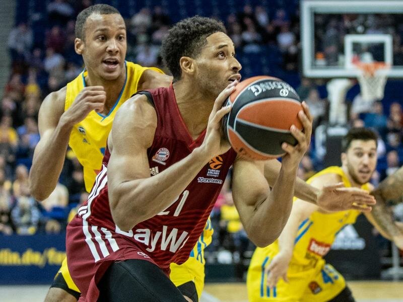 Augustine Rubit setzte sich mit Bayerns Basketballern gegen Alba Berlin mit Louis Olinde (l) durch. Foto: Andreas Gora/dpa