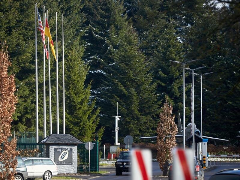 Die US-Flagge weht vor dem Haupteingang des Bundeswehr-Fliegerhorsts in Büchel (Rheinland-Pfalz). (Archivbild). Foto: Thomas Frey/dpa