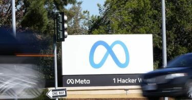 Ein Meta-Zeichen in der Unternehmenszentrale in Menlo Park. Der Facebook-Konzern gibt sich einen neuen Namen. Foto: Tony Avelar/AP/dpa