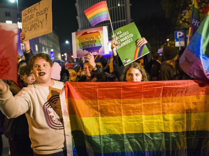 Menschen protestieren gegen ein geplantes Verbot von Demonstrationen für Lesben und Schwule. Foto: Attila Husejnow/SOPA Images via ZUMA Press Wire/dpa