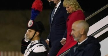 US-Präsident Joe Biden und First Lady Jill Biden kommen am internationalen Flughafen Rom-Fiumicino an. Foto: Evan Vucci/AP/dpa