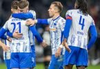 Herthas Marvin Plattenhardt (l-r), Anton Kade, Peter Pekarik und Dedryck Boyata. Foto: Andreas Gora/dpa