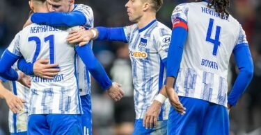 Herthas Marvin Plattenhardt (l-r), Anton Kade, Peter Pekarik und Dedryck Boyata. Foto: Andreas Gora/dpa