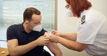 Bundesgesundheitsminister Jens Spahn bekam eine Auffrischungsimpfung gegen das Corona-Virus. Foto: Jan Pauls/Bundesgesundheitsministerium/dpa
