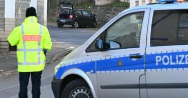 Das Unfallfahrzeug, ein schwarzer VW Polo, steht noch vor der Kindertagesstätte im hessischen Witzenhausen. Foto: Swen Pförtner/dpa