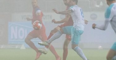 Der 1. FC Heidenheim (rote Trikots) kam gegen Schalke 04 zu einem Last-Minute-Sieg. Foto: Stefan Puchner/dpa