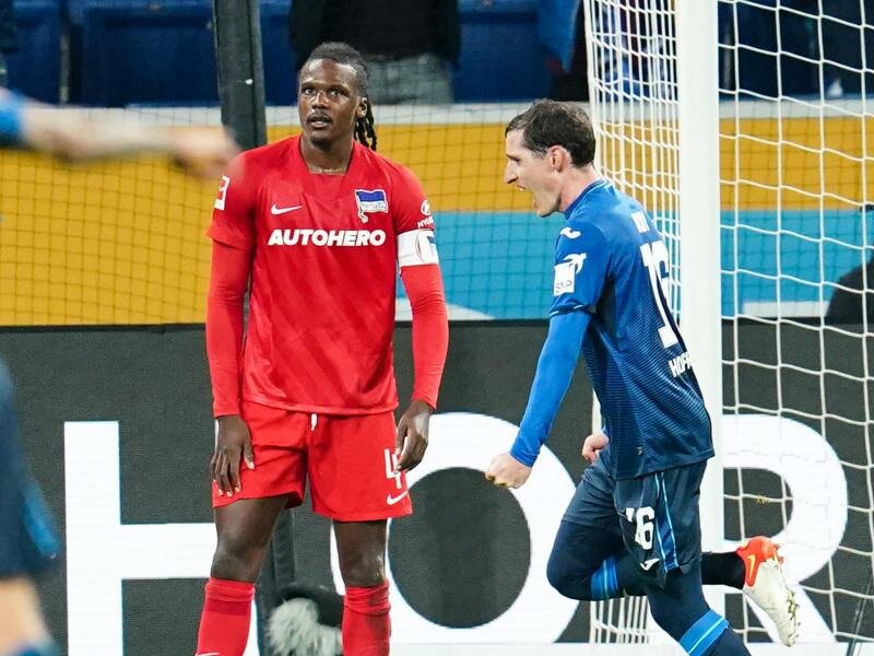 Sebastian Rudy (r) sorgte für den Endstand beim Hoffenheimer Sieg gegen Hertha&nbsp;BSC. Foto: Uwe Anspach/dpa