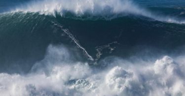 Wie eine «Wasserwand»: Surfer Sebastian Steudtner hat eine Riesenwelle bezwungen. Foto: Aybuke Dogmaz/Florian Gress/dpa