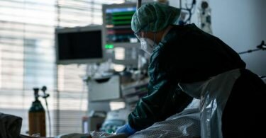 Am Freitag wurden 1808 Corona-Patienten auf den Intensivstationen verzeichnet. Foto: Fabian Strauch/dpa