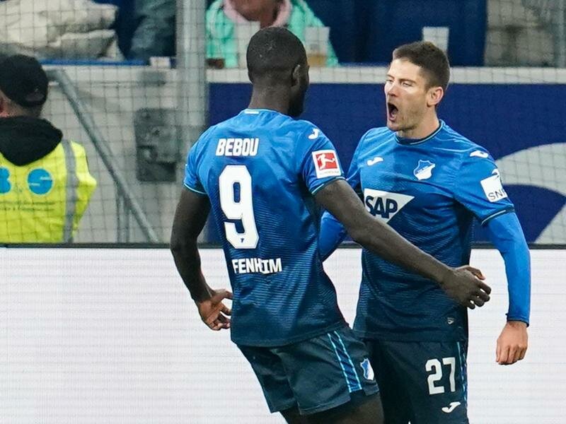 Die Hoffenheimer Ihlas Bebou (l) und Andrej Kramaric feiern den Sieg gegen Hertha BSC. Foto: Uwe Anspach/dpa