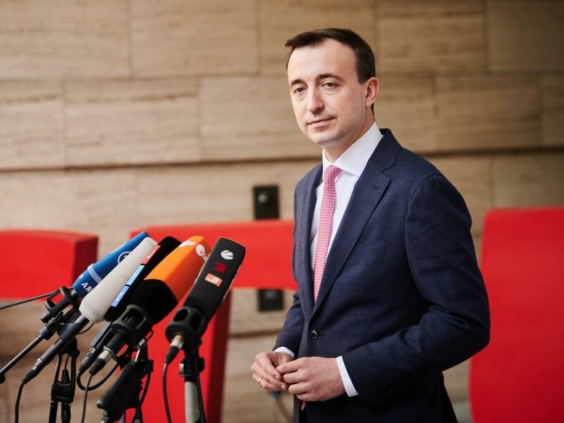Generalsekretär Paul Ziemiak gibt am Rande des Treffens der CDU-Kreisvorsitzenden eine Pressekonferenz. Foto: Annette Riedl/dpa