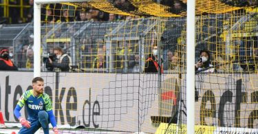 Kölns Torwart Timo Horn kann das 0:2 nicht verhindern. Foto: Bernd Thissen/dpa