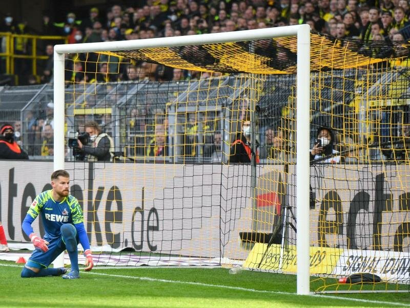 Kölns Torwart Timo Horn kann das 0:2 nicht verhindern. Foto: Bernd Thissen/dpa