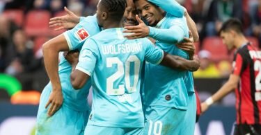 Wolfsburgs Lukas Nmecha (r) lässt sich für sein Tor zum zwischenzeitlichen 1:0 in Leverkusen feiern. Foto: Federico Gambarini/dpa