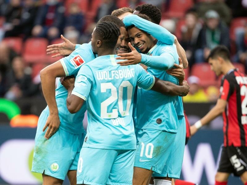 Wolfsburgs Lukas Nmecha (r) lässt sich für sein Tor zum zwischenzeitlichen 1:0 in Leverkusen feiern. Foto: Federico Gambarini/dpa
