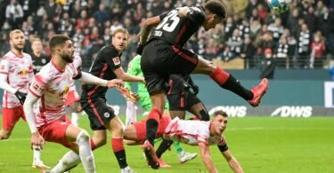 Tuta rettet mit seinem Kopfballtor Eintracht Frankfurt einen Punkt gegen RB Leipzig. Foto: Sebastian Gollnow/dpa