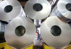 Coils aus CO2-reduziertem Stahl werden während einer Pressekonferenz zum "bluemint Steel" bei ThyssenKrupp gezeigt. Die USA haben sich nach eigenen Angaben mit der EU auf ein Abkommen zu dem jahrelangen Streit um amerikanische Sonderzölle auf Stahl- und Aluminiumimporte verständigt. Foto: Roland Weihrauch/dpa