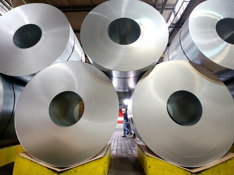 Coils aus CO2-reduziertem Stahl werden während einer Pressekonferenz zum "bluemint Steel" bei ThyssenKrupp gezeigt. Die USA haben sich nach eigenen Angaben mit der EU auf ein Abkommen zu dem jahrelangen Streit um amerikanische Sonderzölle auf Stahl- und Aluminiumimporte verständigt. Foto: Roland Weihrauch/dpa