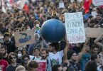 Demonstrierende halten Protestschilder zum&nbsp;Auftakt des G20-Gipfels. Die Bemühungen um ein starkes Signal im Klimaschutz drohen zu scheitern. Foto: Luca Bruno/AP/dpa