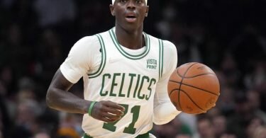 Musste mit den Boston Celtics eine Niederlage hinnehmen: Deutschlands Basketball-Star Dennis Schröder. Foto: Charles Krupa/AP/dpa