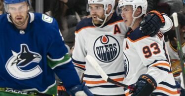 Leon Draisaitl (M) traf für die Edmonton Oilers. Foto: Rich Lam/The Canadian Press/AP/dpa