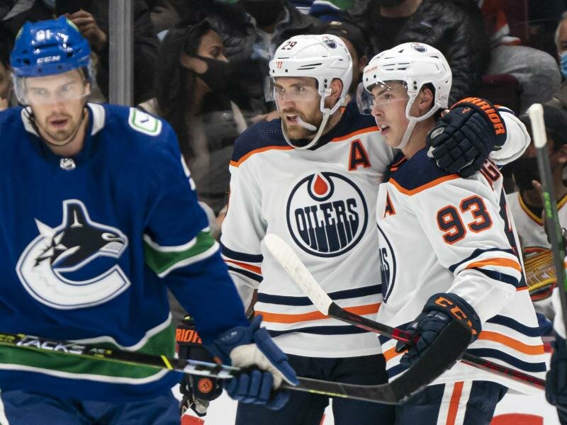 Leon Draisaitl (M) traf für die Edmonton Oilers. Foto: Rich Lam/The Canadian Press/AP/dpa